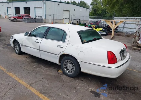 2001 Lincoln Town Car Signature from USA, damaged, VIN 1LNHM82W41Y689143